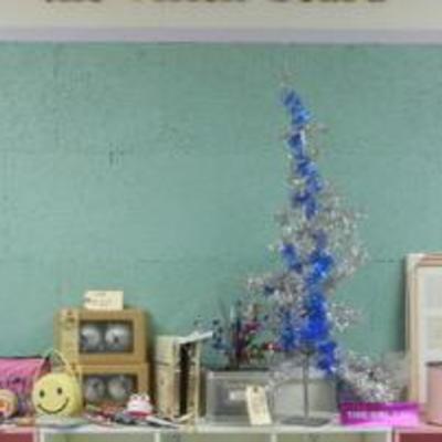 Lot 125 - Misc lot of party favors trinkets do-dads 