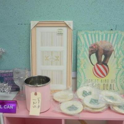 Lot 125 - Misc lot of party favors trinkets do-dads 