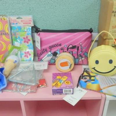 Lot 125 - Misc lot of party favors trinkets do-dads 