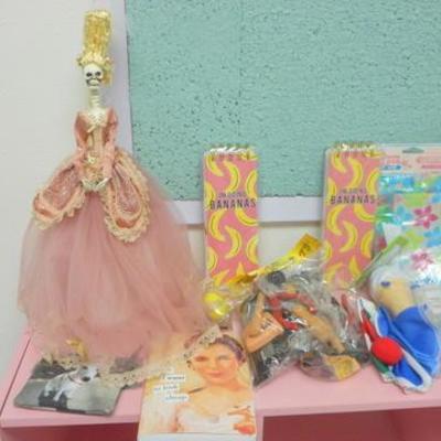 Lot 125 - Misc lot of party favors trinkets do-dads 
