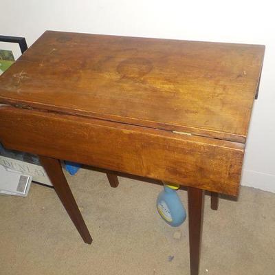 Drop leave oak end table.