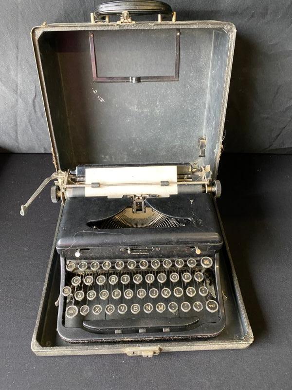 Vintage Royal Typewriter in CaseLot 448