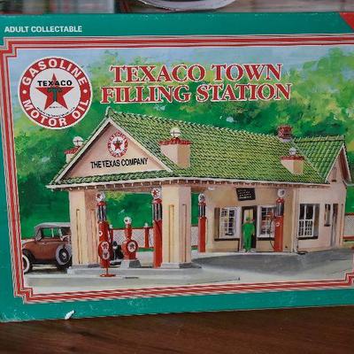 Lot 103: Texaco Town Filling Station