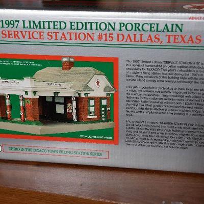 Lot 104: 1997 Limited Edition Porcelain Service Station #15 Dallas, Texas