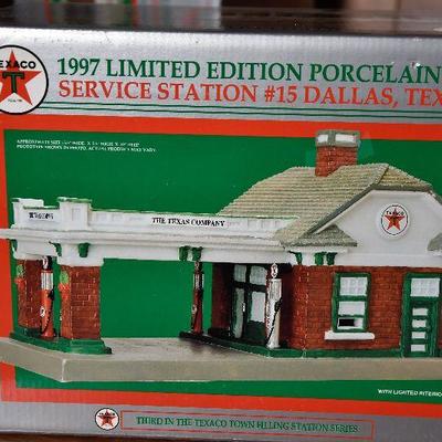 Lot 104: 1997 Limited Edition Porcelain Service Station #15 Dallas, Texas