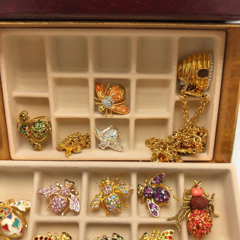 Lot 215 - Joan Rivers Bee Collection | EstateSales.org