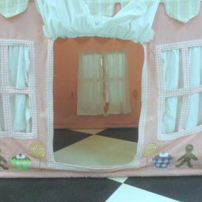 Lot 226 - Girls Fabric Playhouse 