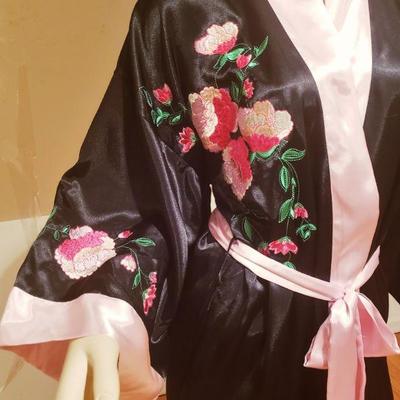 Vtg Flora Nikrooz Embroidered Kimono  Satin Robe /belt iSatin