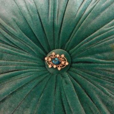 Lot 246 - Large Mixed Pillow Lot Bedding Sofas Chairs