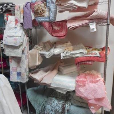 Lot 253 - Large lot of linens, shams, quilts, throws