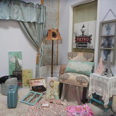Lot 642 - Paris Themed Room 