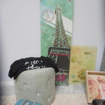 Lot 642 - Paris Themed Room 