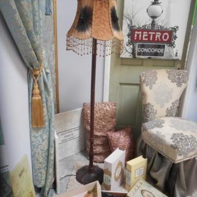 Lot 642 - Paris Themed Room 