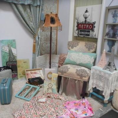 Lot 642 - Paris Themed Room 