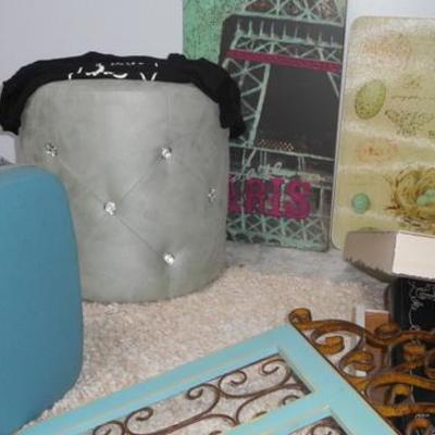 Lot 642 - Paris Themed Room 