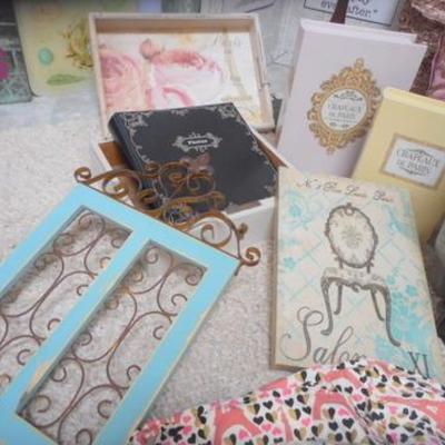 Lot 642 - Paris Themed Room 