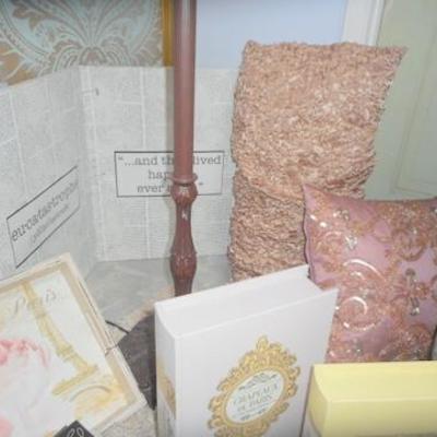 Lot 642 - Paris Themed Room 