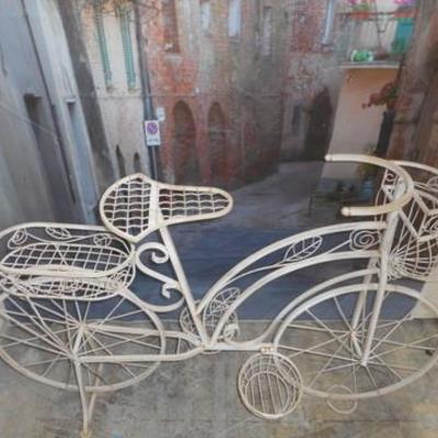 Lot 644 - Metal Bicycle Plant Stand or Garden Decor 