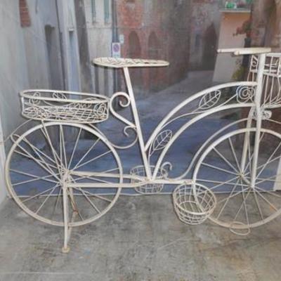 Lot 644 - Metal Bicycle Plant Stand or Garden Decor 