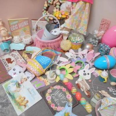 Lot 651 - Easter Themed Room