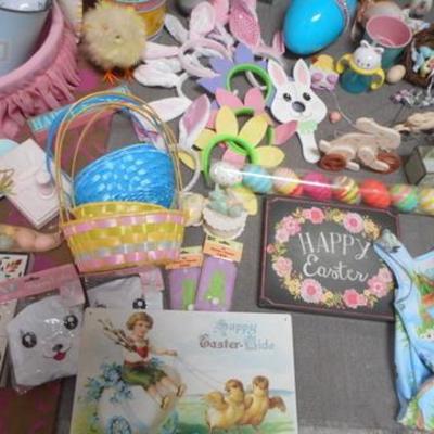 Lot 651 - Easter Themed Room