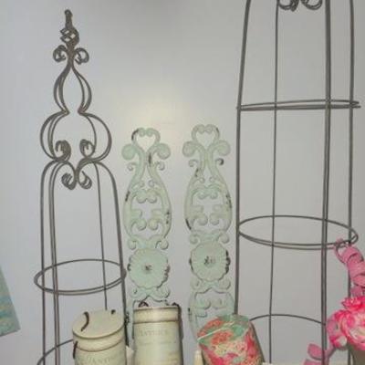 Lot 655 - Garden Themed items and Shabby Chic Shelf 