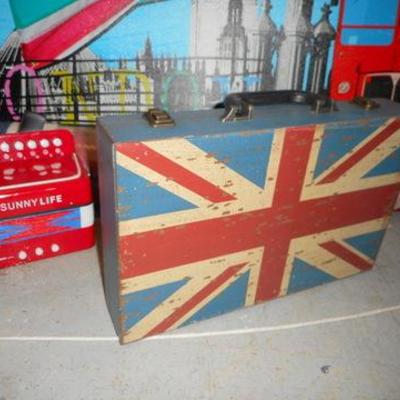 Lot 803 - British Theme - Lg Canvas Print, Rug, Costumes, Great Looking Handbag