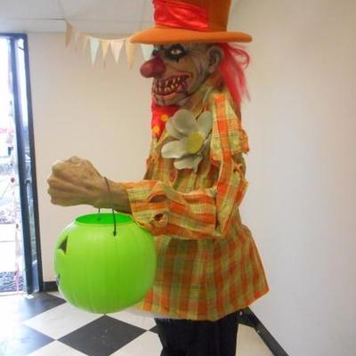 Lot 606 - 6 ft 5" Scary Halloween Figure