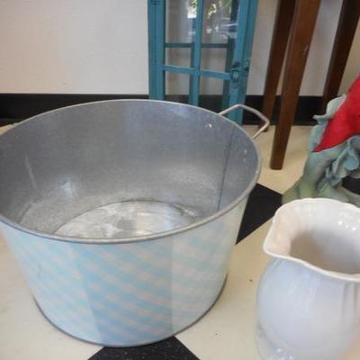 Lot 615 - 8 pcs /Metal wash bins, Wicker basket. +++