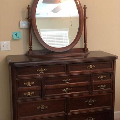 Bassett Furniture Dresser w Mirror