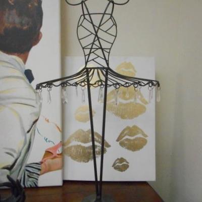 Lot 832 - Couture Canvas Wrap 29'' Wire Ballerina Frame Stand + Other Accessories 