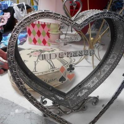 Lot 842 - Alice in Wonderland Theme Room