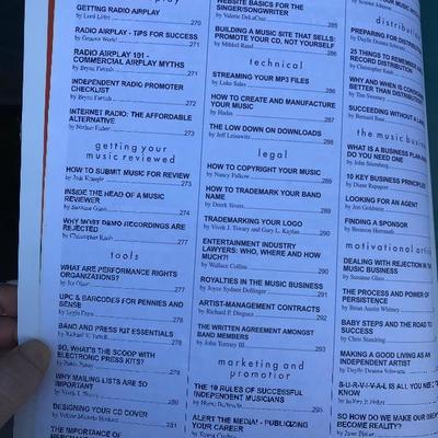#47 - Collection of Vintage Books, Penncrest Phonograph, 8 Records