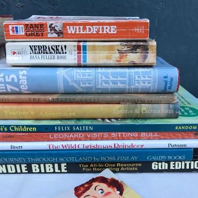 #47 - Collection of Vintage Books, Penncrest Phonograph, 8 Records