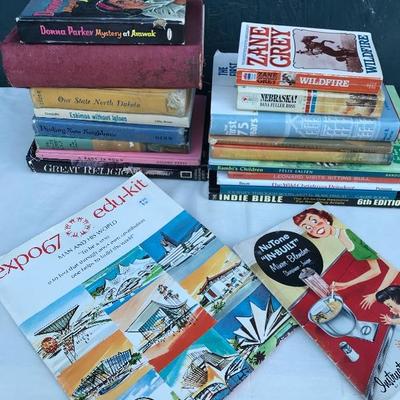 #47 - Collection of Vintage Books, Penncrest Phonograph, 8 Records