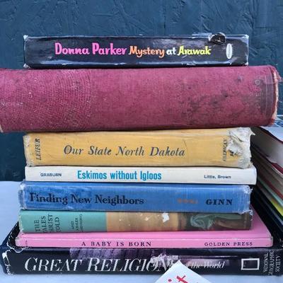 #47 - Collection of Vintage Books, Penncrest Phonograph, 8 Records