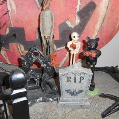 Lot 411 - Halloween Themed Miniatures & Pumpkin Sign