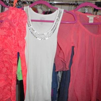 Lot 416 - Womens Clothing + Extendable Rolling Clothes Rack