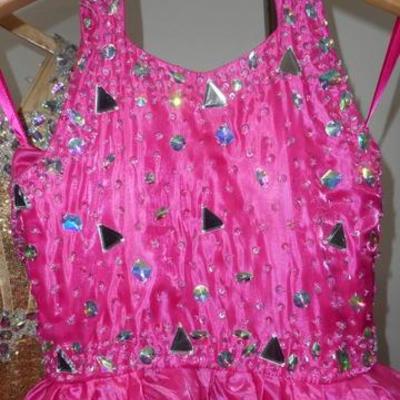 Lot 418 - 4 Gorgeous Party Gowns w/ Extendable Rolling Rack