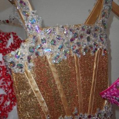 Lot 418 - 4 Gorgeous Party Gowns w/ Extendable Rolling Rack