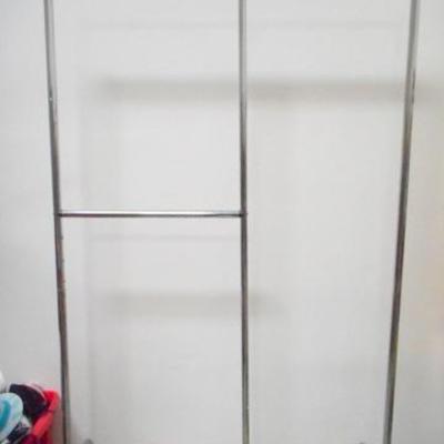 Lot 424 - 6 Ft. Rolling Clothes Rack 