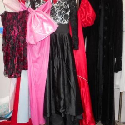 Lot 425 - Womens Gowns 