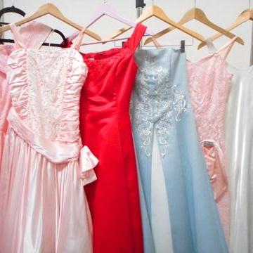 Lot 425 - Womens Gowns 