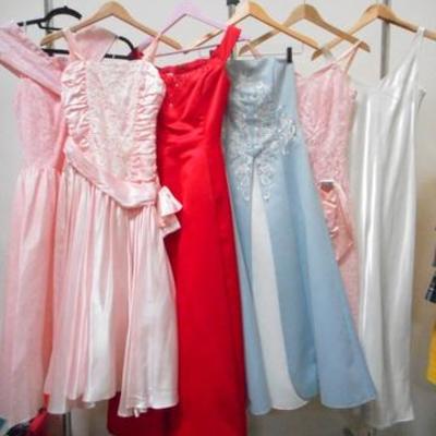 Lot 425 - Womens Gowns 