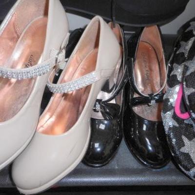 Lot 430 - Shoes, Shoe Rack & Roller Skates