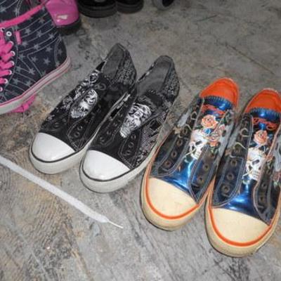 Lot 430 - Shoes, Shoe Rack & Roller Skates