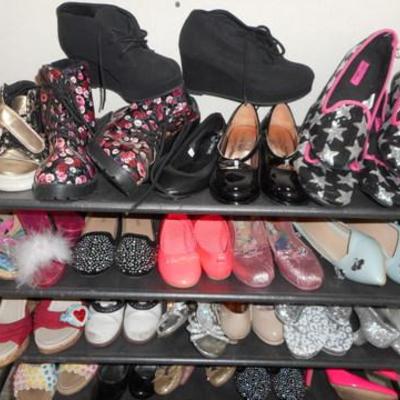 Lot 430 - Shoes, Shoe Rack & Roller Skates