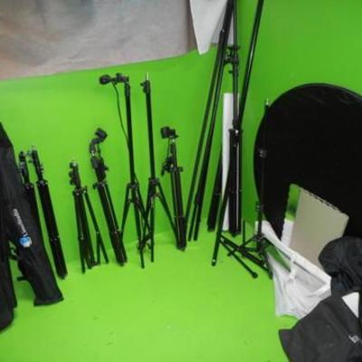 Lot 851 - 10 Photo Tripods, Storage & Travel Bags, Reflectors
