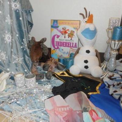 Lot 699 - Disneys FROZEN & Cinderella Themed Items