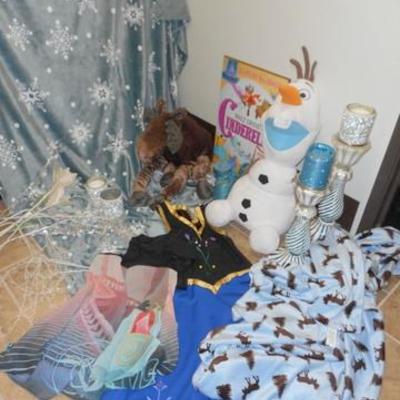 Lot 699 - Disneys FROZEN & Cinderella Themed Items